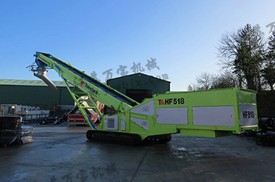 裝載機進(jìn)料 履帶移動 臂架俯仰